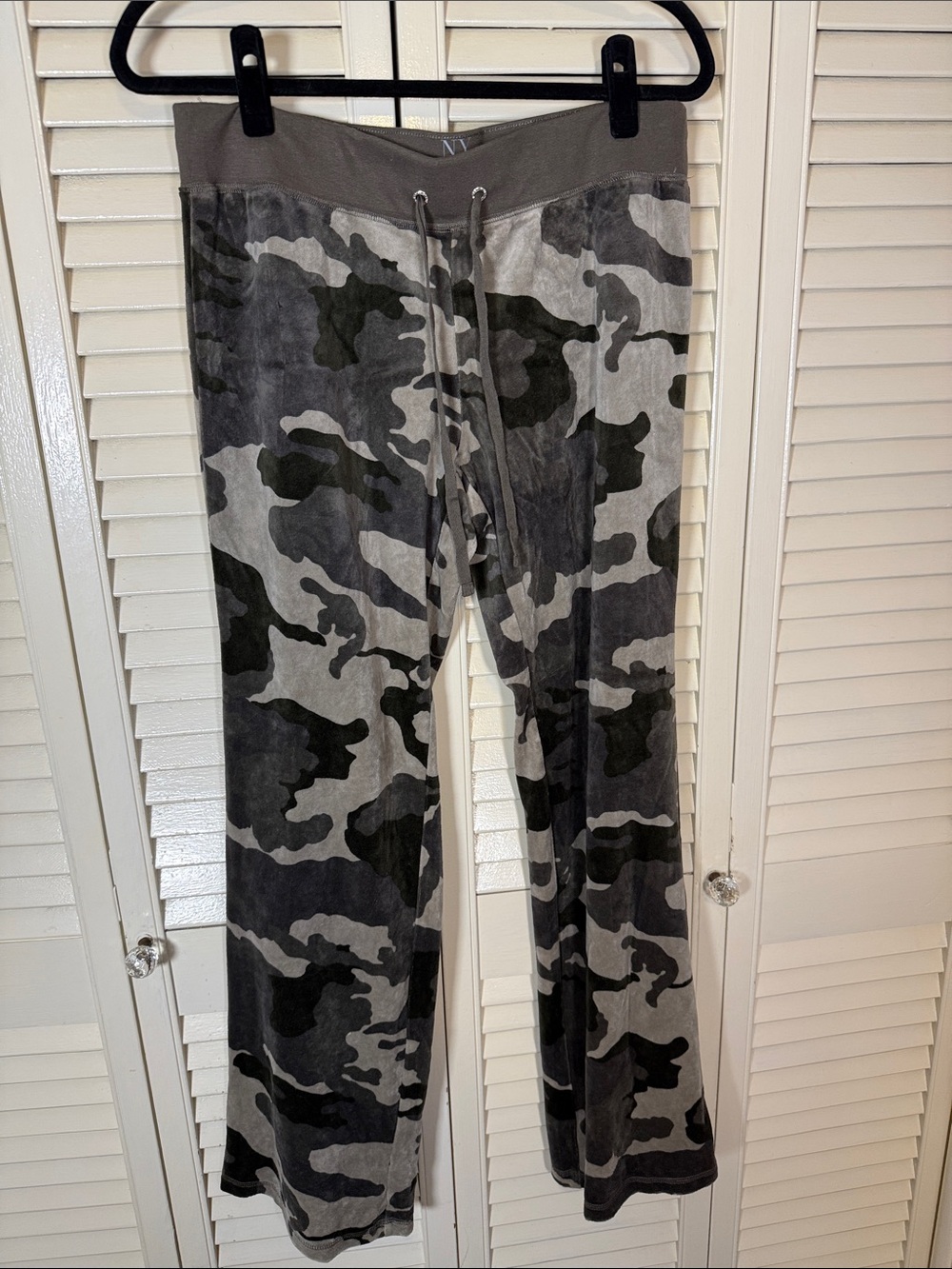 New York & Company Camo Velour Track Pants Y2K Wide Leg Camouflage Lounge M